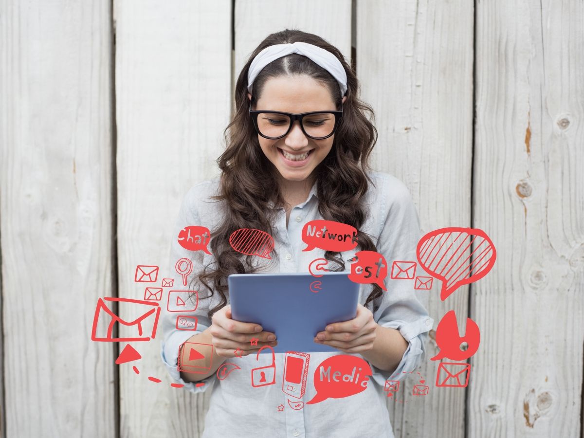 Bild einer Frau mit Brille, die auf ein Tablet schaut, umgeben von roten Social-Media-Symbolen